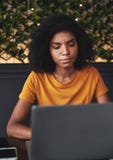 Σοβαρή νέα γυναίκα που χρησιμοποιεί το lap-top στον καφέ στοκ εικόνα Σοβαρή νέα γυναίκα που χρησιμοποιεί το lap-top στον καφέ στοκ εικόνα