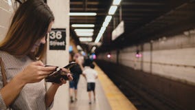Σοβαρή όμορφη τονισμένη γυναίκα στο smartphone εκμετάλλευσης πλατφορμών υ φιλμ μικρού μήκους Σοβαρή όμορφη τονισμένη γυναίκα στο smartphone εκμετάλλευσης πλατφορμών υ φιλμ μικρού μήκους