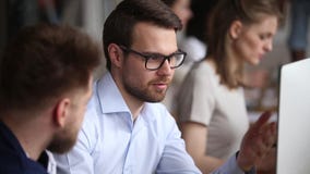 Σοβαροί άνδρες υπάλληλοι που απασχολούνται μαζί να συζητήσει το πρόγραμμα υπολογιστών στην αρχή φιλμ μικρού μήκους Σοβαροί άνδρες υπάλληλοι που απασχολούνται μαζί να συζητήσει το πρόγραμμα υπολογιστών στην αρχή φιλμ μικρού μήκους