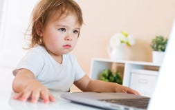 Σοβαρό κορίτσι μικρών παιδιών που χρησιμοποιεί το lap-top της στοκ εικόνες με δικαίωμα ελεύθερης χρήσης Σοβαρό κορίτσι μικρών παιδιών που χρησιμοποιεί το lap-top της στοκ εικόνες με δικαίωμα ελεύθερης χρήσης