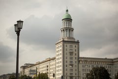 Σοσιαλιστική αρχιτεκτονική: Πύργος Allee αλλαντιδίων τύπου Φρανκφούρτης Στοκ φωτογραφία με δικαίωμα ελεύθερης χρήσης Σοσιαλιστική αρχιτεκτονική: Πύργος Allee αλλαντιδίων τύπου Φρανκφούρτης Στοκ φωτογραφία με δικαίωμα ελεύθερης χρήσης