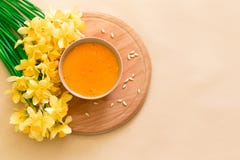 Σούπα κολοκύθας και καρότων, tadka με την κρέμα και μαϊντανός στο σκοτεινό ξύλινο υπόβαθρο Τοπ όψη στοκ εικόνες Σούπα κολοκύθας και καρότων, tadka με την κρέμα και μαϊντανός στο σκοτεινό ξύλινο υπόβαθρο Τοπ όψη στοκ εικόνες