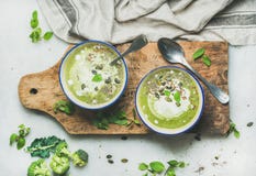 Σούπα κρέμας μπρόκολου άνοιξη detox με την κρέμα μεντών και καρύδων Στοκ φωτογραφία με δικαίωμα ελεύθερης χρήσης Σούπα κρέμας μπρόκολου άνοιξη detox με την κρέμα μεντών και καρύδων Στοκ φωτογραφία με δικαίωμα ελεύθερης χρήσης