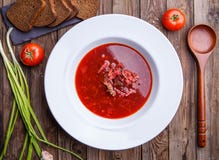 Σούπα τεύτλων στο άσπρο πιάτο με τα λαχανικά στοκ εικόνα με δικαίωμα ελεύθερης χρήσης Σούπα τεύτλων στο άσπρο πιάτο με τα λαχανικά στοκ εικόνα με δικαίωμα ελεύθερης χρήσης