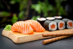 Σούσια Nigiri με το φρέσκο σολομό και τα ιαπωνικά τρόφιμα MakiTraditional στοκ φωτογραφία Σούσια Nigiri με το φρέσκο σολομό και τα ιαπωνικά τρόφιμα MakiTraditional στοκ φωτογραφία