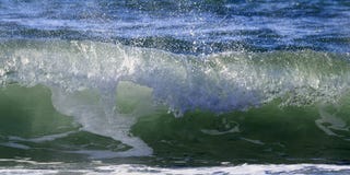 Σπάζοντας κύματα στην ακτή Μεσογείων στοκ εικόνες Σπάζοντας κύματα στην ακτή Μεσογείων στοκ εικόνες