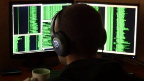 Σπάζοντας κώδικας χάκερ και κατανάλωση από το φλυτζάνι στο γραφείο Εγκληματικός χάκερ με το μαύρο σύστημα δικτύων κουκουλών διαπε απόθεμα βίντεο Σπάζοντας κώδικας χάκερ και κατανάλωση από το φλυτζάνι στο γραφείο Εγκληματικός χάκερ με το μαύρο σύστημα δικτύων κουκουλών διαπε απόθεμα βίντεο