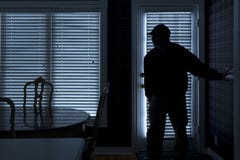 Σπάσιμο διαρρηκτών μέσα στο σπίτι τη νύχτα μέσω της πλάτης Σπάσιμο διαρρηκτών μέσα στο σπίτι τη νύχτα μέσω της πλάτης