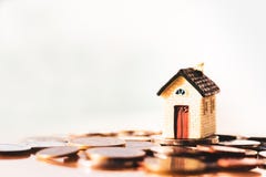 Σπίτι και σωρός νομισμάτων για την αποταμίευση για να αγοράσει ένα σπίτι Επένδυση ιδιοκτησίας και οικονομική έννοια υποθηκών σπιτ στοκ εικόνα Σπίτι και σωρός νομισμάτων για την αποταμίευση για να αγοράσει ένα σπίτι Επένδυση ιδιοκτησίας και οικονομική έννοια υποθηκών σπιτ στοκ εικόνα