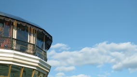 Σπίτι σε ένα υπόβαθρο του μπλε ουρανού απόθεμα βίντεο Σπίτι σε ένα υπόβαθρο του μπλε ουρανού απόθεμα βίντεο