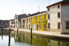 Σπίτια και κανάλι σε Comacchio, Ιταλία στοκ φωτογραφία με δικαίωμα ελεύθερης χρήσης Σπίτια και κανάλι σε Comacchio, Ιταλία στοκ φωτογραφία με δικαίωμα ελεύθερης χρήσης