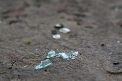 Σπασμένα μπουκάλια γυαλιού στην άσπρη άμμο Απορρίμματα στην άμμο οικολογικό πρόβλημα στοκ εικόνες με δικαίωμα ελεύθερης χρήσης Σπασμένα μπουκάλια γυαλιού στην άσπρη άμμο Απορρίμματα στην άμμο οικολογικό πρόβλημα στοκ εικόνες με δικαίωμα ελεύθερης χρήσης