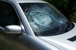 Σπασμένο χαλασμένο παράθυρο γυαλιού ανεμοφρακτών αυτοκινήτων στοκ εικόνες με δικαίωμα ελεύθερης χρήσης Σπασμένο χαλασμένο παράθυρο γυαλιού ανεμοφρακτών αυτοκινήτων στοκ εικόνες με δικαίωμα ελεύθερης χρήσης