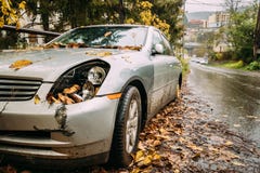 Σπασμένοι προβολέας λαμπτήρων και αυτοκίνητο προφυλακτήρων που γρατσουνίζεται με τη βαθιά ζημία Στοκ φωτογραφία με δικαίωμα ελεύθερης χρήσης Σπασμένοι προβολέας λαμπτήρων και αυτοκίνητο προφυλακτήρων που γρατσουνίζεται με τη βαθιά ζημία Στοκ φωτογραφία με δικαίωμα ελεύθερης χρήσης