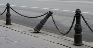 Σπασμένος παλαιός φράκτης πεζοδρομίων στοκ φωτογραφία Σπασμένος παλαιός φράκτης πεζοδρομίων στοκ φωτογραφία