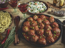Σπιτικά κεφτή στη σάλτσα ντοματών Τηγανίζοντας τηγάνι σε μια ξύλινη επιφάνεια, ρύζι με τα λαχανικά, ζυμαρικά στοκ εικόνες Σπιτικά κεφτή στη σάλτσα ντοματών Τηγανίζοντας τηγάνι σε μια ξύλινη επιφάνεια, ρύζι με τα λαχανικά, ζυμαρικά στοκ εικόνες