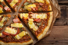 Σπιτική vegan πίτσα με τις ντομάτες, τα αγγούρια, τα vegan λουκάνικα και το τυρί σε έναν παλαιό ξύλινο πίνακα Τοπ όψη στοκ εικόνες Σπιτική vegan πίτσα με τις ντομάτες, τα αγγούρια, τα vegan λουκάνικα και το τυρί σε έναν παλαιό ξύλινο πίνακα Τοπ όψη στοκ εικόνες