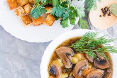 Σπιτική σούπα μανιταριών με champignons, φρέσκα χορτάρια στοκ εικόνες με δικαίωμα ελεύθερης χρήσης Σπιτική σούπα μανιταριών με champignons, φρέσκα χορτάρια στοκ εικόνες με δικαίωμα ελεύθερης χρήσης