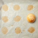 Σπιτικό burger κουλούρι στην περγαμηνή αρτοποιείων Φωτογραφία τροφίμων, έννοια του σπιτικού φρέσκου αρτοποιείου Ρόλοι με το χάμπο στοκ φωτογραφίες Σπιτικό burger κουλούρι στην περγαμηνή αρτοποιείων Φωτογραφία τροφίμων, έννοια του σπιτικού φρέσκου αρτοποιείου Ρόλοι με το χάμπο στοκ φωτογραφίες