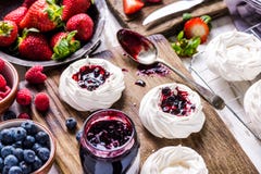 Σπιτικό pavlova με τους νωπούς καρπούς στοκ φωτογραφίες Σπιτικό pavlova με τους νωπούς καρπούς στοκ φωτογραφίες