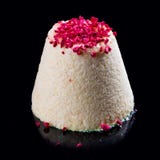 Σπιτικό semifreddo παγωτού Κρεμώδης με τα καρύδια -καρύδι-lollipops στοκ εικόνα Σπιτικό semifreddo παγωτού Κρεμώδης με τα καρύδια -καρύδι-lollipops στοκ εικόνα
