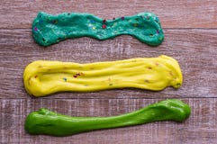Σπιτικό παιχνίδι αποκαλούμενο slime με tinsel στο υπόβαθρο πετρών στοκ εικόνες με δικαίωμα ελεύθερης χρήσης Σπιτικό παιχνίδι αποκαλούμενο slime με tinsel στο υπόβαθρο πετρών στοκ εικόνες με δικαίωμα ελεύθερης χρήσης