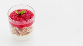 Σπιτικό παρφαί granola με τη μαρμελάδα και τη μέντα φραουλών, γιαούρτι και muesli για το υγιές πρόγευμα το πρωί απόθεμα βίντεο Σπιτικό παρφαί granola με τη μαρμελάδα και τη μέντα φραουλών, γιαούρτι και muesli για το υγιές πρόγευμα το πρωί απόθεμα βίντεο