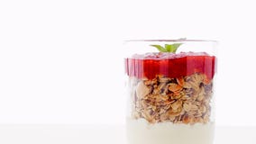 Σπιτικό παρφαί granola με τη μαρμελάδα και τη μέντα φραουλών, γιαούρτι και muesli για το υγιές πρόγευμα το πρωί απόθεμα βίντεο Σπιτικό παρφαί granola με τη μαρμελάδα και τη μέντα φραουλών, γιαούρτι και muesli για το υγιές πρόγευμα το πρωί απόθεμα βίντεο