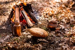 Σπιτικό φρέσκο ψωμί στο υπόβαθρο της πυρκαγιάς στο δάσος φθινοπώρου στοκ εικόνες με δικαίωμα ελεύθερης χρήσης Σπιτικό φρέσκο ψωμί στο υπόβαθρο της πυρκαγιάς στο δάσος φθινοπώρου στοκ εικόνες με δικαίωμα ελεύθερης χρήσης