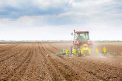 Σπορά της Farmer, συγκομιδές σποράς στον τομέα Η σπορά είναι η διαδικασία τους σπόρους στο έδαφος ως τμήμα του πρόωρου χρονικού a στοκ φωτογραφία με δικαίωμα ελεύθερης χρήσης Σπορά της Farmer, συγκομιδές σποράς στον τομέα Η σπορά είναι η διαδικασία τους σπόρους στο έδαφος ως τμήμα του πρόωρου χρονικού a στοκ φωτογραφία με δικαίωμα ελεύθερης χρήσης