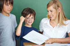 Σπουδαστής ενθαρρυντικός μετά από να πάρει καλός στοκ φωτογραφία με δικαίωμα ελεύθερης χρήσης Σπουδαστής ενθαρρυντικός μετά από να πάρει καλός στοκ φωτογραφία με δικαίωμα ελεύθερης χρήσης