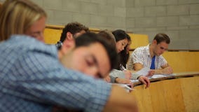 Σπουδαστής κοιμισμένος στην αίθουσα διάλεξης απόθεμα βίντεο Σπουδαστής κοιμισμένος στην αίθουσα διάλεξης απόθεμα βίντεο