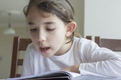 Σπουδαστής Elementry που διαβάζει την εργασία σας στοκ φωτογραφία Σπουδαστής Elementry που διαβάζει την εργασία σας στοκ φωτογραφία