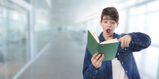 Σπουδαστής παιδιών με τα βιβλία στοκ φωτογραφία με δικαίωμα ελεύθερης χρήσης Σπουδαστής παιδιών με τα βιβλία στοκ φωτογραφία με δικαίωμα ελεύθερης χρήσης
