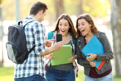 Σπουδαστής που παρουσιάζει τηλεφωνικό περιεκτικότητα σε φίλοι στοκ εικόνα Σπουδαστής που παρουσιάζει τηλεφωνικό περιεκτικότητα σε φίλοι στοκ εικόνα