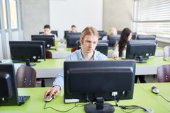 Σπουδαστής ΤΠ στη σειρά μαθημάτων υπολογιστών στοκ φωτογραφίες Σπουδαστής ΤΠ στη σειρά μαθημάτων υπολογιστών στοκ φωτογραφίες