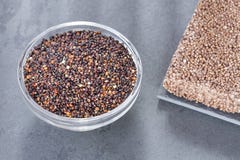Σπόροι και ενεργειακός φραγμός μαύρο quinoa - chenopodium - quinoa στοκ φωτογραφία με δικαίωμα ελεύθερης χρήσης Σπόροι και ενεργειακός φραγμός μαύρο quinoa - chenopodium - quinoa στοκ φωτογραφία με δικαίωμα ελεύθερης χρήσης