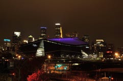 Στάδιο τράπεζας των Minnesota Vikings ΗΠΑ στη Μινεάπολη τη νύχτα, περιοχή του έξοχου κύπελλου 52 στοκ φωτογραφία με δικαίωμα ελεύθερης χρήσης Στάδιο τράπεζας των Minnesota Vikings ΗΠΑ στη Μινεάπολη τη νύχτα, περιοχή του έξοχου κύπελλου 52 στοκ φωτογραφία με δικαίωμα ελεύθερης χρήσης