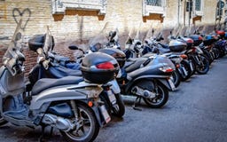 Στάθμευση μηχανικών δίκυκλων μηχανών στοκ φωτογραφία με δικαίωμα ελεύθερης χρήσης Στάθμευση μηχανικών δίκυκλων μηχανών στοκ φωτογραφία με δικαίωμα ελεύθερης χρήσης
