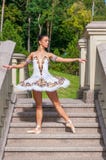 Στάσεις Ballerina στα σκαλοπάτια, που στέκονται στη θέση pointe Υπαίθρια, άνοιξη στοκ εικόνες Στάσεις Ballerina στα σκαλοπάτια, που στέκονται στη θέση pointe Υπαίθρια, άνοιξη στοκ εικόνες