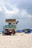 Στάση Lifeguard στην παραλία στοκ εικόνα με δικαίωμα ελεύθερης χρήσης Στάση Lifeguard στην παραλία στοκ εικόνα με δικαίωμα ελεύθερης χρήσης