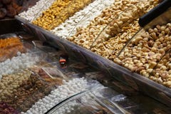 Στάση με τα διαφορετικά είδη καρυδιών και ξηρών καρπών για το τσάι στο α στοκ φωτογραφίες Στάση με τα διαφορετικά είδη καρυδιών και ξηρών καρπών για το τσάι στο α στοκ φωτογραφίες