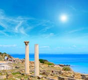 Στήλες Tharros μια σαφή ηλιόλουστη ημέρα Στοκ εικόνα με δικαίωμα ελεύθερης χρήσης Στήλες Tharros μια σαφή ηλιόλουστη ημέρα Στοκ εικόνα με δικαίωμα ελεύθερης χρήσης