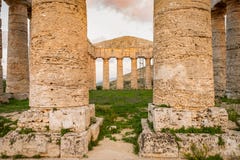 Στήλες αρχαίου Έλληνα αρχαίου μεσογειακού πολιτισμού ναών αρχιτεκτονικής ναών του κλασσικού στοκ εικόνα με δικαίωμα ελεύθερης χρήσης Στήλες αρχαίου Έλληνα αρχαίου μεσογειακού πολιτισμού ναών αρχιτεκτονικής ναών του κλασσικού στοκ εικόνα με δικαίωμα ελεύθερης χρήσης