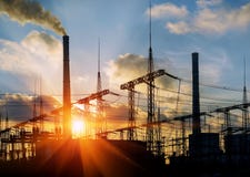 Σταθμός παραγωγής ηλεκτρικού ρεύματος άνθρακα και τσιμεντοβιομηχανία τη νύχτα Στοκ φωτογραφία με δικαίωμα ελεύθερης χρήσης Σταθμός παραγωγής ηλεκτρικού ρεύματος άνθρακα και τσιμεντοβιομηχανία τη νύχτα Στοκ φωτογραφία με δικαίωμα ελεύθερης χρήσης