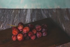 Σταφύλια στον πίνακα στοκ φωτογραφίες με δικαίωμα ελεύθερης χρήσης Σταφύλια στον πίνακα στοκ φωτογραφίες με δικαίωμα ελεύθερης χρήσης