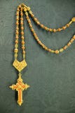 Στενός ένας επάνω χρυσό rosary που ο παπάς ήταν κύριος στον καθεδρικό ναό της Σεβίλλης, νότια Ισπανία στοκ φωτογραφία με δικαίωμα ελεύθερης χρήσης Στενός ένας επάνω χρυσό rosary που ο παπάς ήταν κύριος στον καθεδρικό ναό της Σεβίλλης, νότια Ισπανία στοκ φωτογραφία με δικαίωμα ελεύθερης χρήσης