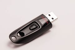 Στενός επάνω δίσκων ανίχνευσης USB βασικός που απομονώνεται στο λευκό στοκ εικόνες Στενός επάνω δίσκων ανίχνευσης USB βασικός που απομονώνεται στο λευκό στοκ εικόνες
