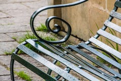 Στενός επάνω λεπτομέρειας του κυρτού πάγκου μετάλλων υπολοίπου βραχιόνων στοκ φωτογραφίες με δικαίωμα ελεύθερης χρήσης Στενός επάνω λεπτομέρειας του κυρτού πάγκου μετάλλων υπολοίπου βραχιόνων στοκ φωτογραφίες με δικαίωμα ελεύθερης χρήσης