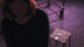Στενός επάνω πορτρέτου προσώπου της redhead καυκάσιας λευκιάς νέας γυναίκας εθισμού στα ναρκωτικά που φορά το μαύρο πουλόβερ, φού απόθεμα βίντεο Στενός επάνω πορτρέτου προσώπου της redhead καυκάσιας λευκιάς νέας γυναίκας εθισμού στα ναρκωτικά που φορά το μαύρο πουλόβερ, φού απόθεμα βίντεο